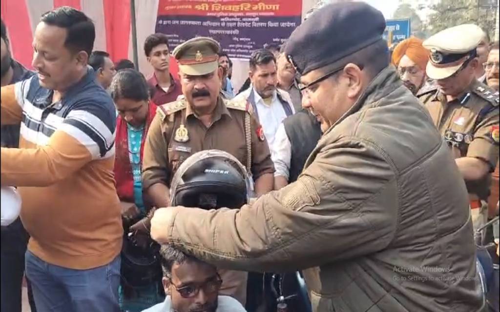 यातायात माह में कमिश्नरेट सक्रिय, सड़क सुरक्षा के संदेश के साथ दिव्यांगजनों को मिले हेलमेट
