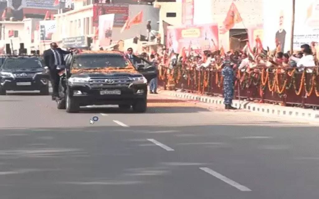 रामनगरी में आस्था का महासागर, पीएम मोदी के काफिले पर बरसी श्रद्धा और फूलों की वर्षा