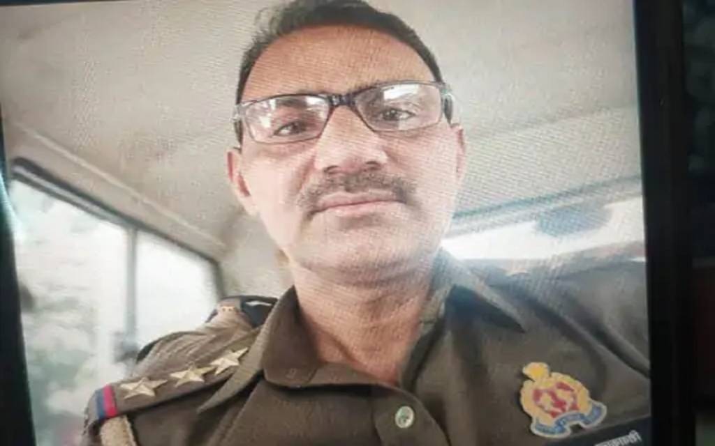 ई-रिक्शा छोड़ने के लिए 3000 की घूस लेते ट्रैफिक इंस्पेक्टर लाइन हाजिर