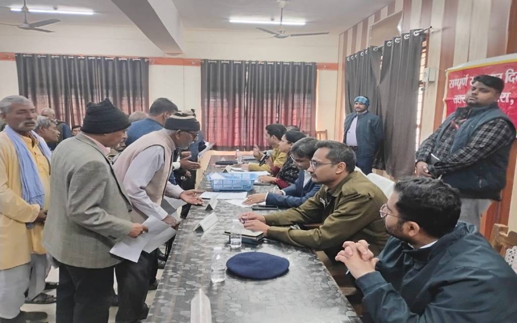 डीएम ने सुनीं जनता की समस्याएं, निस्तारण के निर्देश