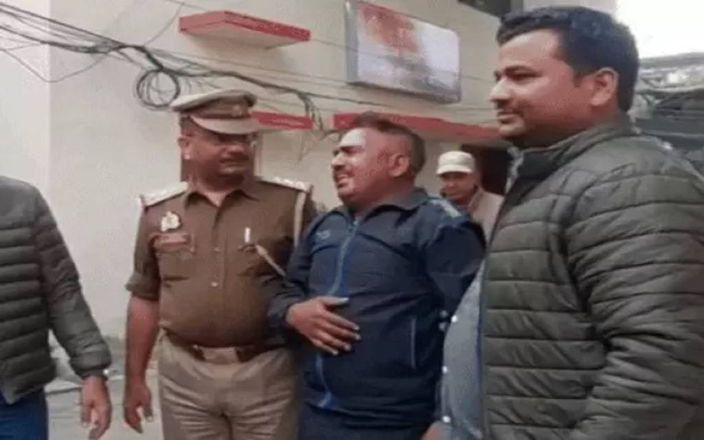 कोच बना हैवान! वाराणसी में 500 से ज्यादा बच्चों से कुकर्म का दावा, गिरफ्तारी के बाद घुटनों पर बैठकर रोया आरोपी