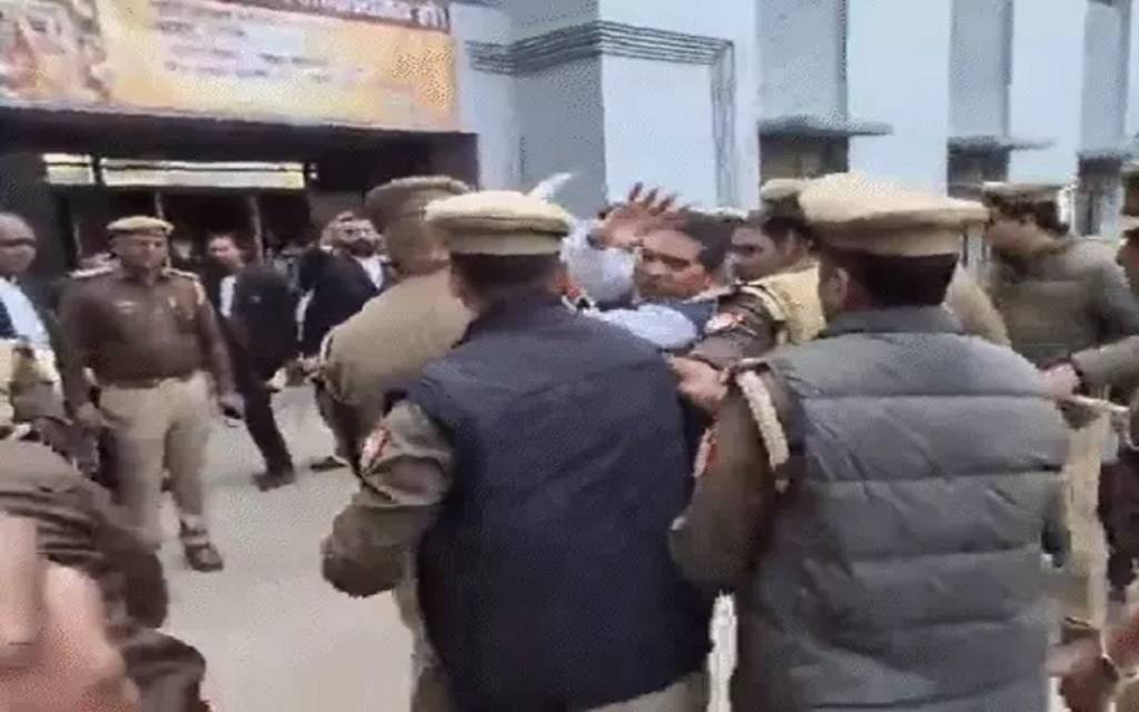 ट्रेन से उठाए गए यूपी के पूर्व IG अमिताभ ठाकुर, 26 साल पुराने केस में देवरिया पुलिस की कार्रवाई तेज