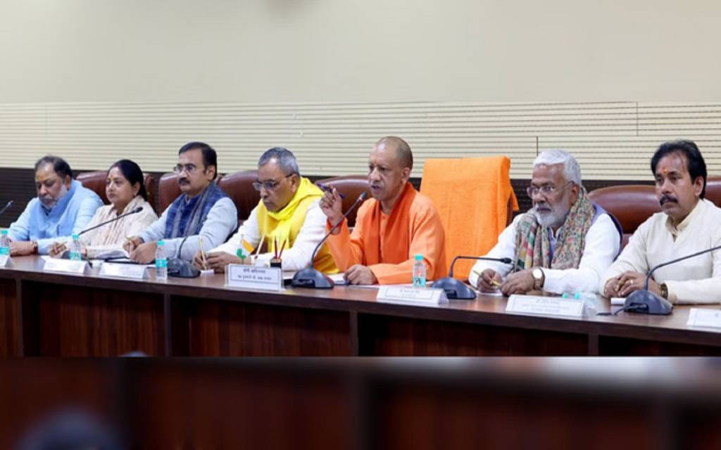 योगी आदित्यनाथ की वाराणसी में समीक्षा बैठक, पिस्टल कांड से लेकर कफ सिरप मामले पर सख्ती