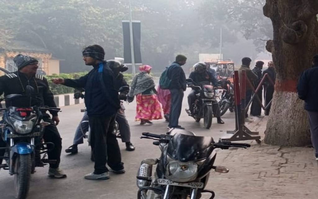 बीएचयू परिसर में देर रात दर्दनाक हादसा : तेज रफ्तार बाइक पेड़ से टकराई, एक छात्र की मौत, दो गंभीर रूप से घायल