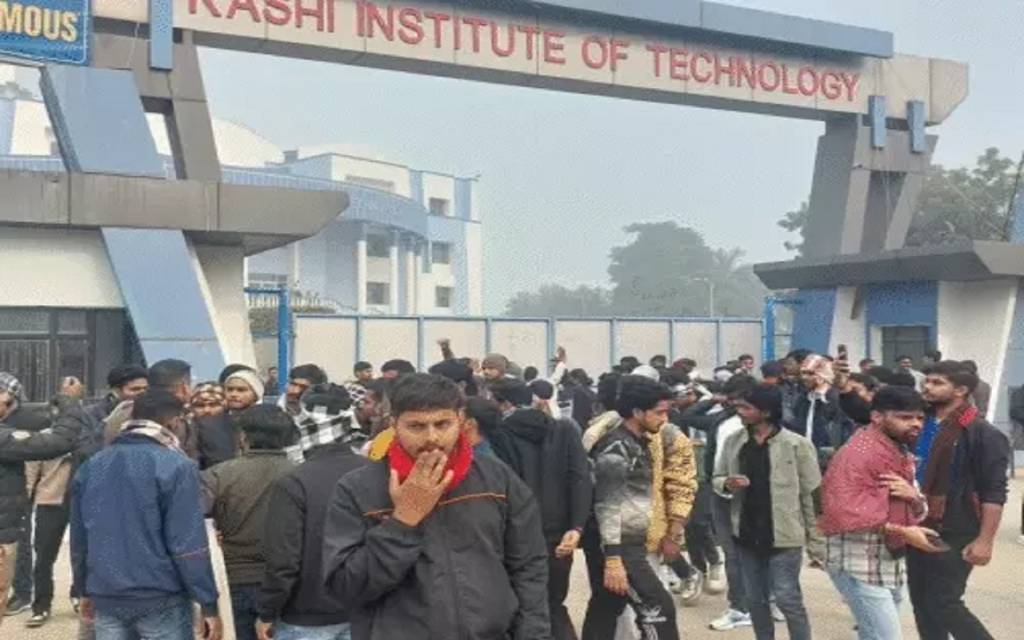 काशी इंस्टीट्यूट ऑफ टेक्नोलॉजी में छात्रों का धरना: We Want Justice के गूंजे नारे, गेट पर तनाव और पुलिस से झड़प