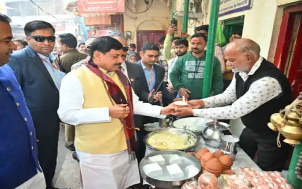 काशी के रंग में रंगे MP के सीएम मोहन यादव, बाबा के दर पर शीश नवाया और गलियों में चखा मलइयो