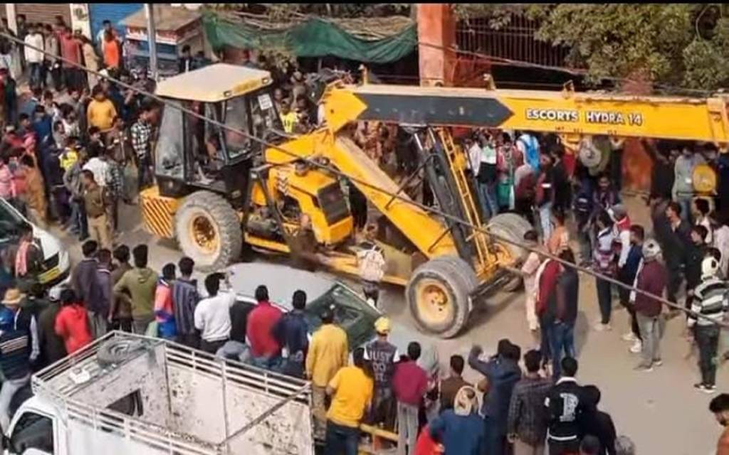 क्रेन से कुचलकर दस साल के बच्चे की मौत से कोहराम