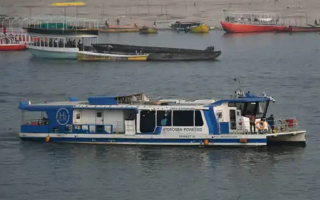 गंगा में हाइड्रोजन वाटर टैक्सी हादसे का शिकार, चप्पू नाव से टक्कर; चालक पर मुकदमा दर्ज