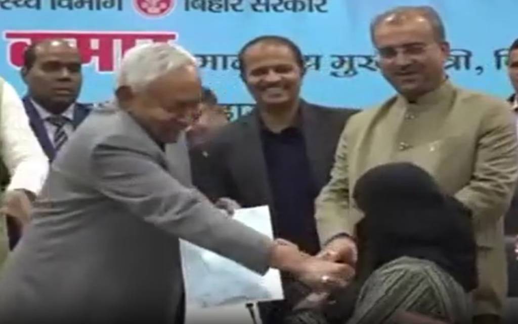 हिजाब, हुकूमत और बेहया ठहाके