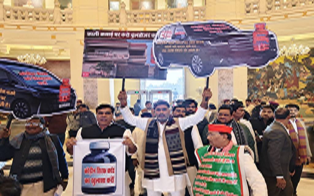 नकली कफ सिरप के सवालों से घिरी सरकार, विधानसभा में अतुल प्रधान का तीखा विरोध