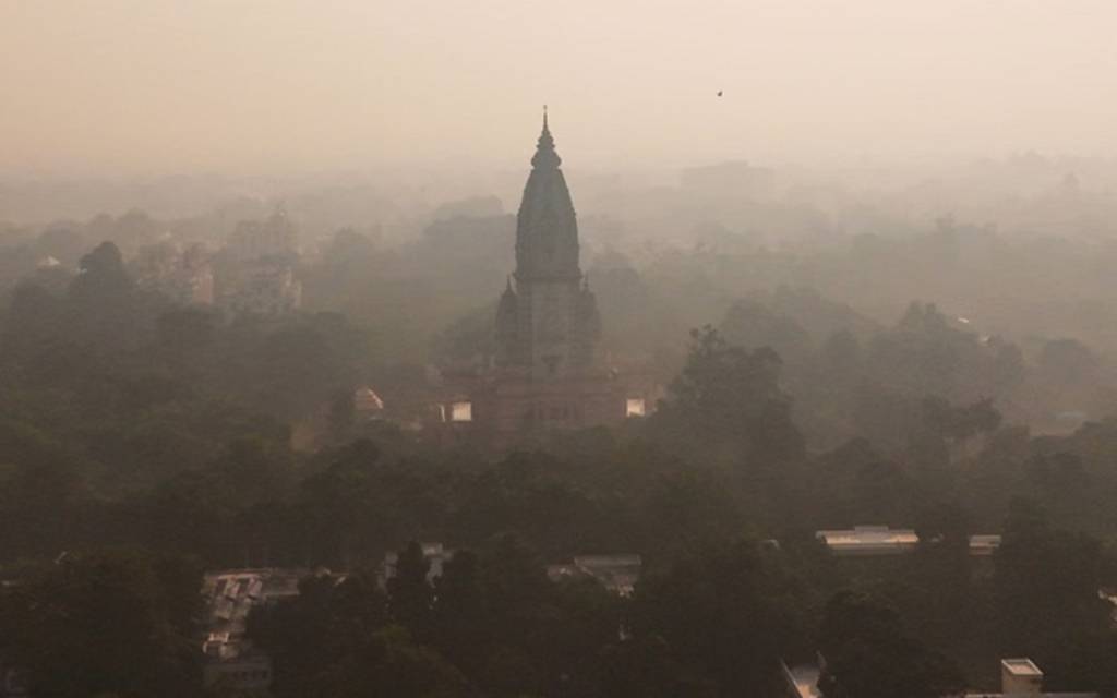 वाराणसी में घने कोहरे का कहर, यातायात और जनजीवन प्रभावित