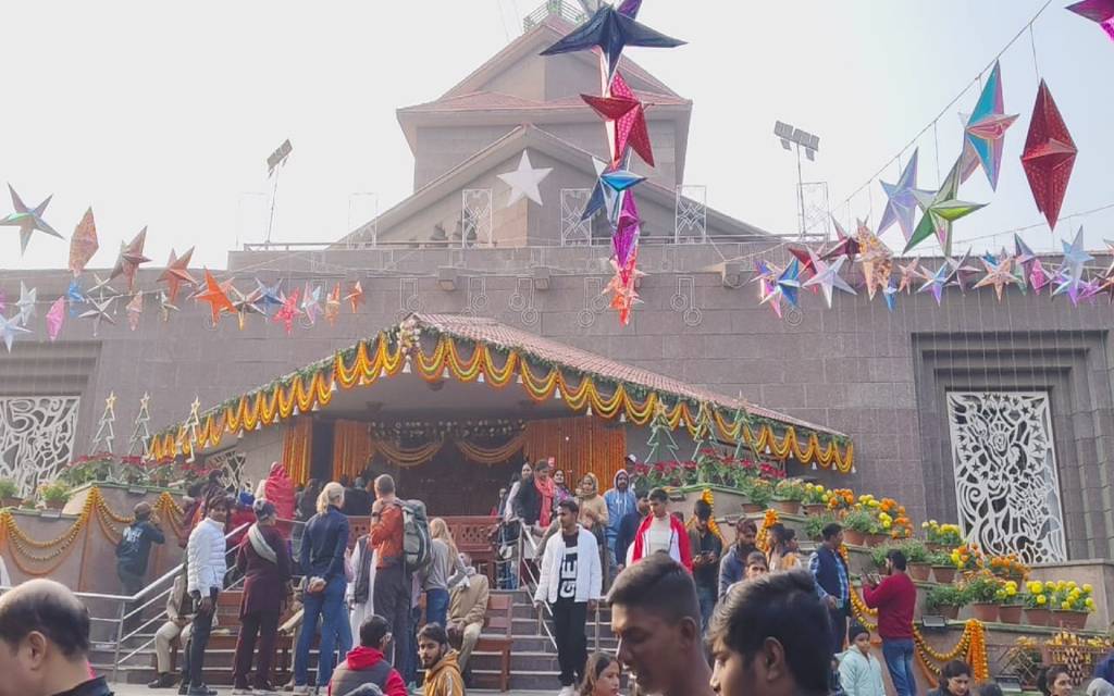 क्रिसमस की आधी रात काशी में बजी खुशियों की घंटी, गिरजाघरों में गूंजा प्रभु यीशु के जन्म का संदेश