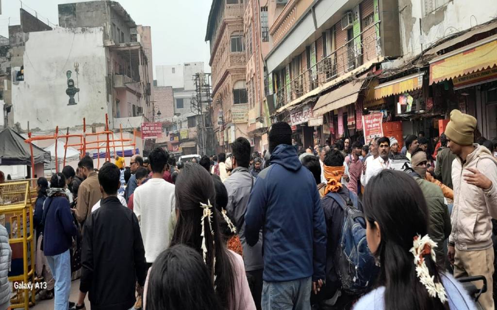 काशी में बेतहासा बढ़ती भीड़ से लोगों का घुट रहा दम 