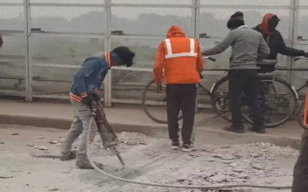 हाईटेंशन लाइन बनी बाधा, 137 साल पुराने मालवीय ब्रिज का काम फिर ठप