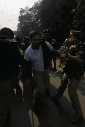 वाराणसी में कांग्रेस-NSUI का हंगामा, पीएम कार्यालय मार्च के दौरान पुलिस से भिड़ंत