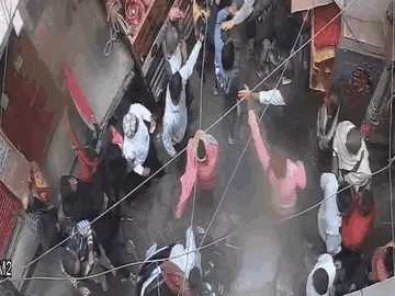 काशी के कालभैरव इलाके में सनसनी, दुकानदार पर दूध के डिब्बे से हमला, CCTV में कैद