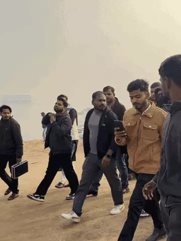 आम इंसान की तरह काशी में नजर आए जाकिर खान, बोटिंग की, गंगा तट पर चाय-बिस्कुट का लिया आनंद