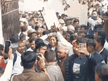 अहिल्याबाई होल्कर की मूर्ति टूटने की सूचना पर बवाल, मणिकर्णिका घाट पर प्रदर्शन, पुलिस से झड़प