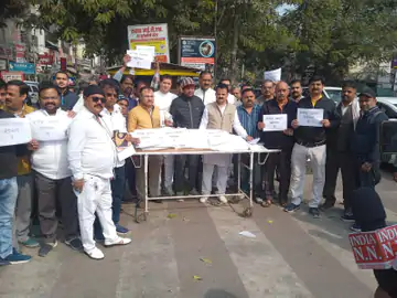 बढ़ते सोने-चांदी के दामों के खिलाफ सर्राफा कारोबारियों का आक्रोश, लखनऊ में निकाली ‘वेंटिलेटर यात्रा’