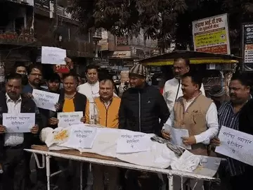 बढ़ते सोने-चांदी के दामों के खिलाफ सर्राफा कारोबारियों का आक्रोश, लखनऊ में निकाली ‘वेंटिलेटर यात्रा’