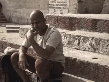 काशी में अभिनेता प्रदीप काबरा का भावुक अंदाज़, गंगा तट से साझा किया मन का हाल