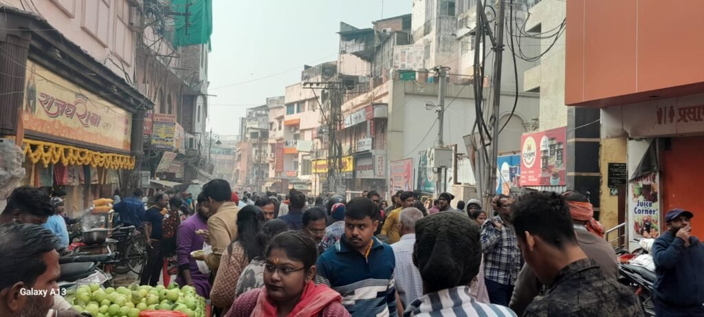 शिव की नगरी अल्हड़ काशी में बेलगाम भीड़ है कि मानती नहीं...