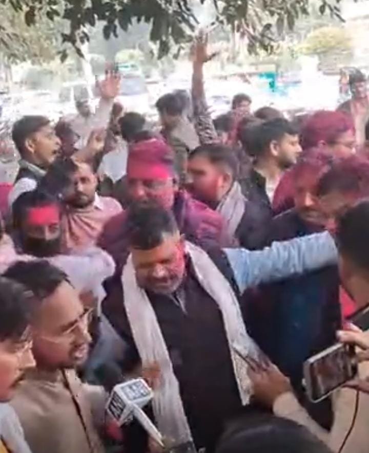 यूजीसी के नए नियमों पर रोक पर उड़े रंग-गुलाल