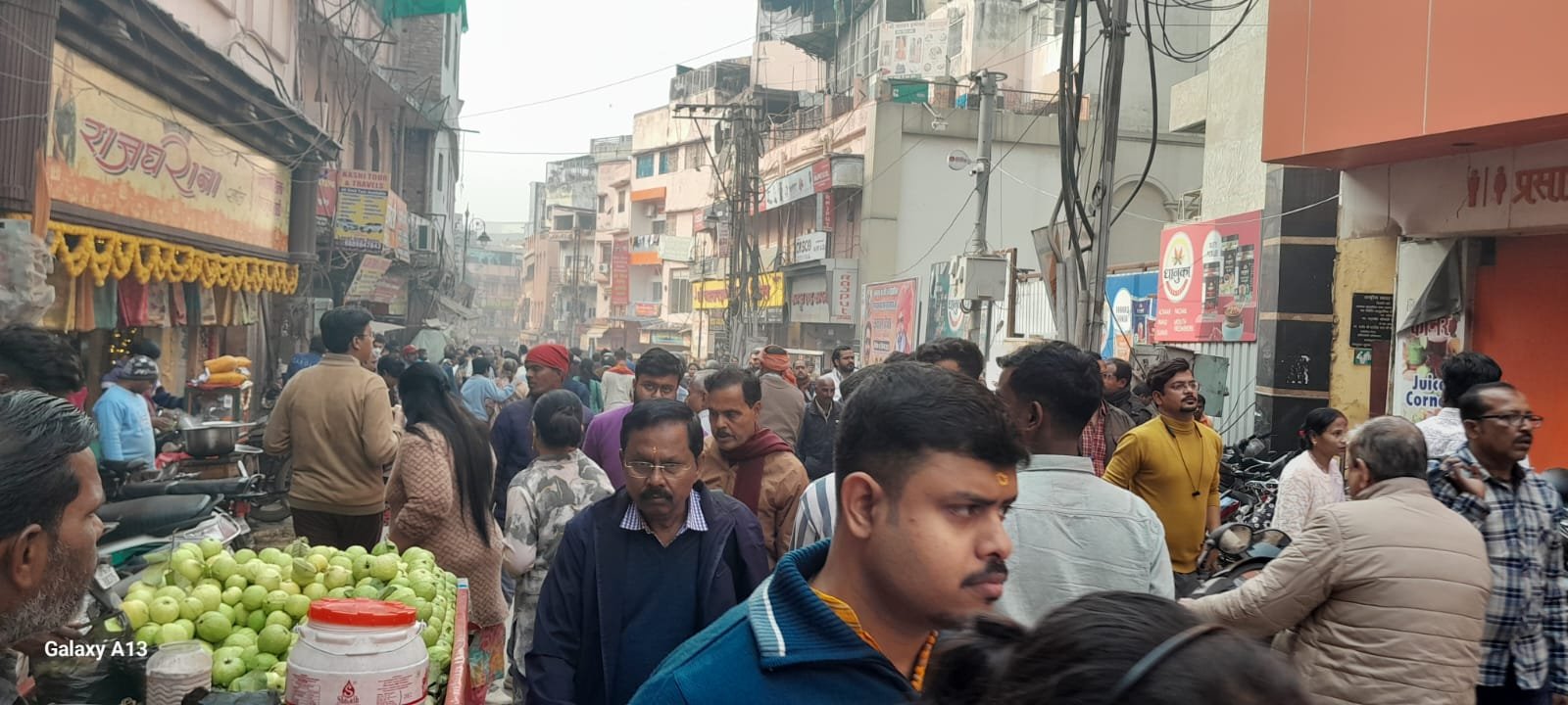 शिव की नगरी अल्हड़ काशी में बेलगाम भीड़ है कि मानती नहीं…