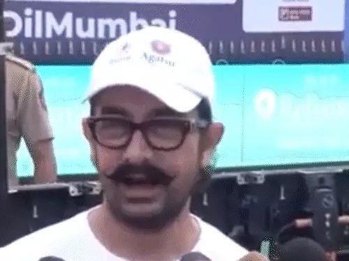 मुंबई मैराथन में परिवार संग दौड़े आमिर खान, शहर की बिगड़ती हवा पर जताई चिंता