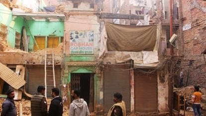 दालमंडी में 12वें मकान में ध्वस्तीकरण शुरू