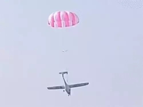 प्रयागराज में बड़ा हादसा टला: वायुसेना का ट्रेनिंग माइक्रोलाइट विमान तालाब में गिरा, दोनों पायलट सुरक्षित