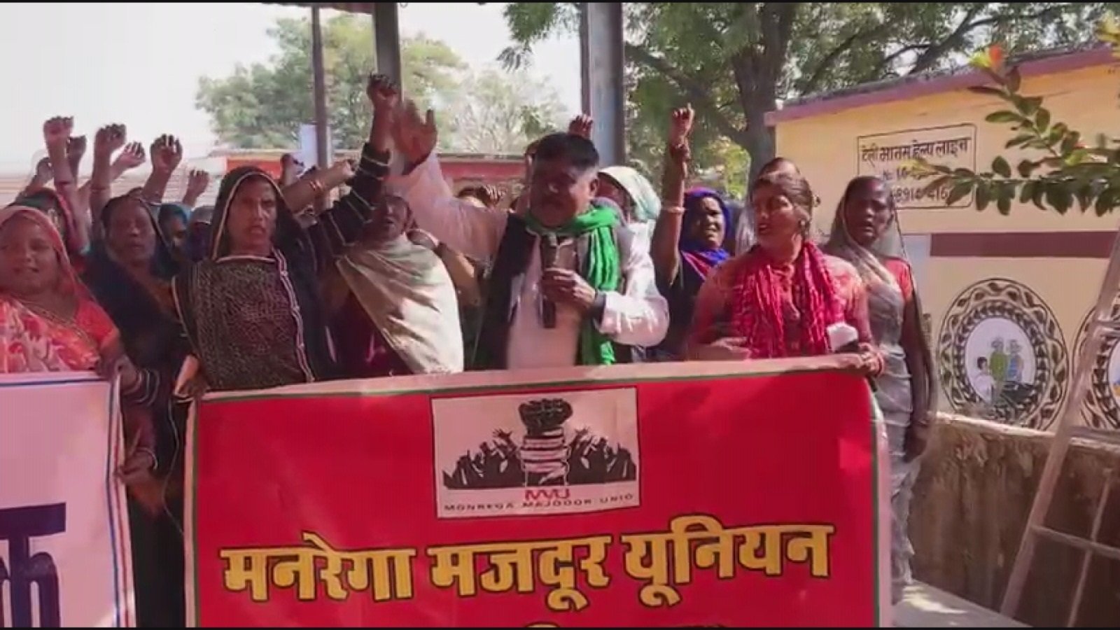 मनरेगा नाम परिवर्तन के खिलाफ सड़क पर उतरे मजदूर,महगांव में हुई यूनियन की बैठक