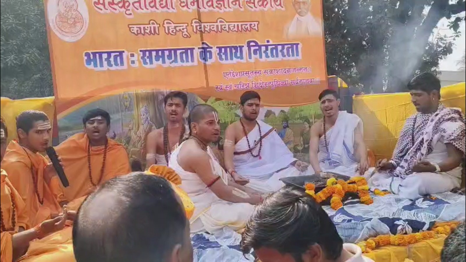 बीएचयू में सरस्वती पूजन व बसंतोत्सव की धूम, भव्य झांकियों से सजा विश्वविद्यालय परिसर