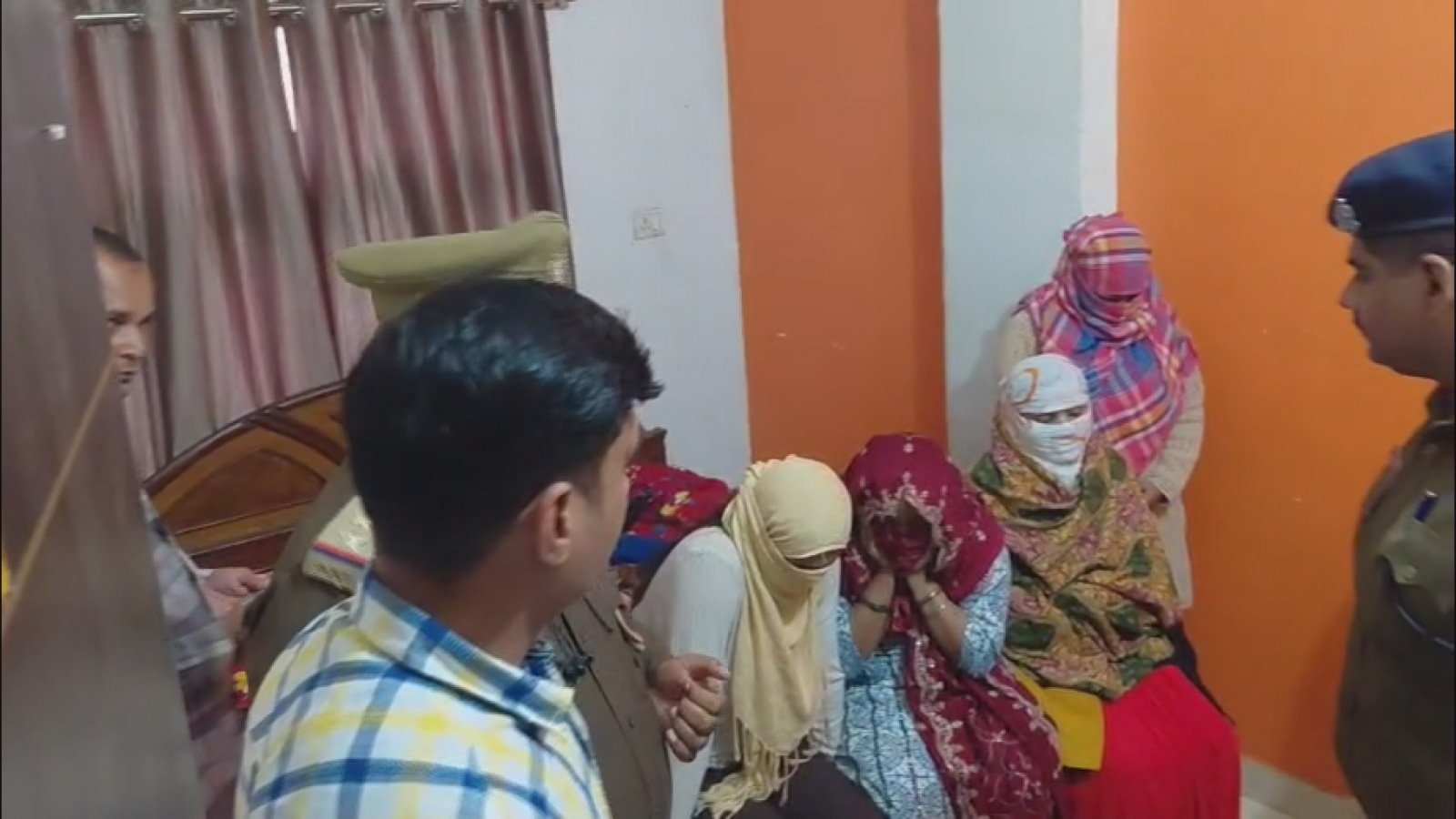 वाराणसी में सेक्स रैकेट का भंडाफोड़, चार युवतियाँ व एक युवक गिरफ्तार