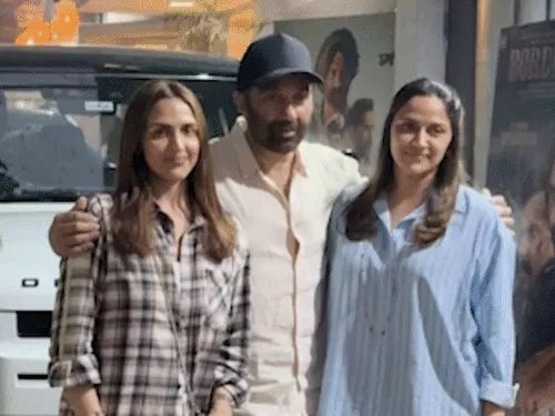 ‘बॉर्डर 2’ की स्पेशल स्क्रीनिंग में भावुक पल, धर्मेंद्र के निधन के बाद पहली बार साथ दिखे सनी-ईशा-अहाना