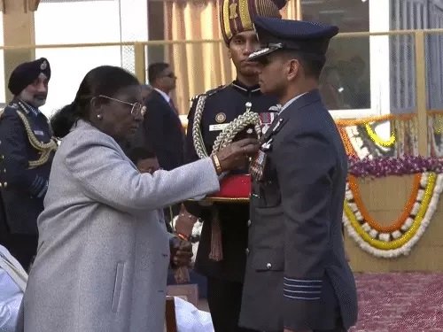 देश ने मनाया 77वां गणतंत्र दिवस, कर्तव्य पथ पर दिखी सैन्य शक्ति और आत्मनिर्भर भारत की झलक