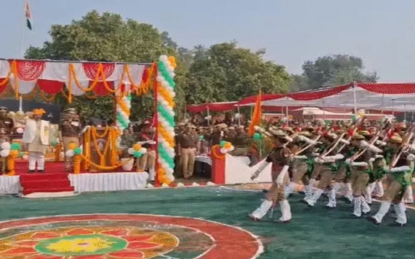 तिरंगे के रंग में रंगी काशी, कलेक्ट्रेट से BHU तक मनाया गया 77वां गणतंत्र दिवस