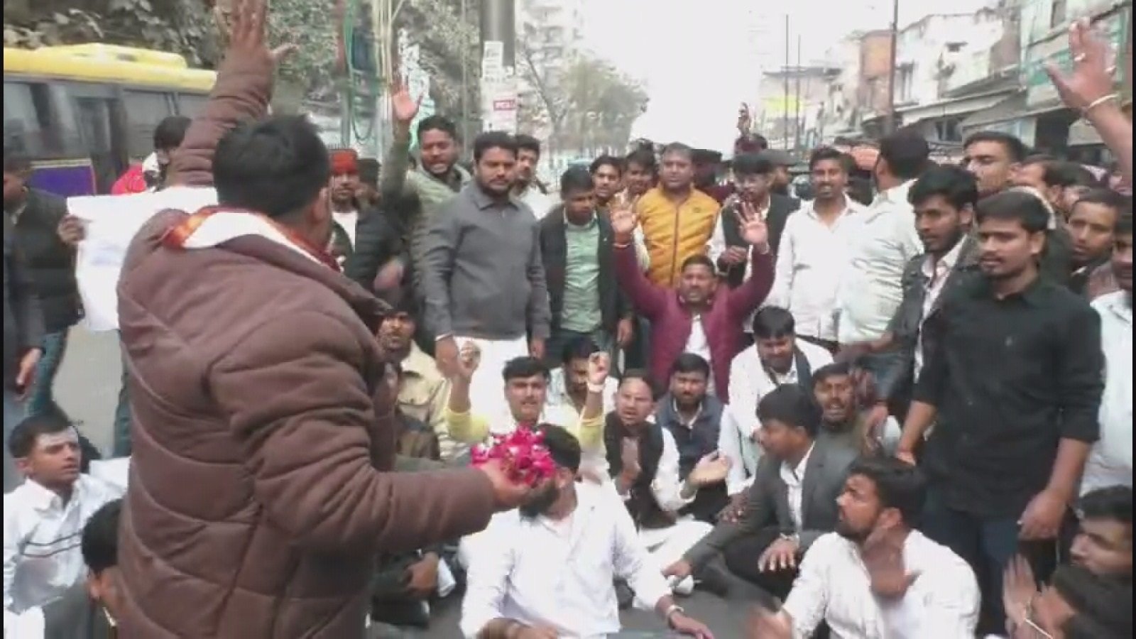 UGC के नए नियमों के खिलाफ काशी विद्यापीठ में उबाल, छात्रों ने कक्षाएं ठप कर सड़क पर किया प्रदर्शन