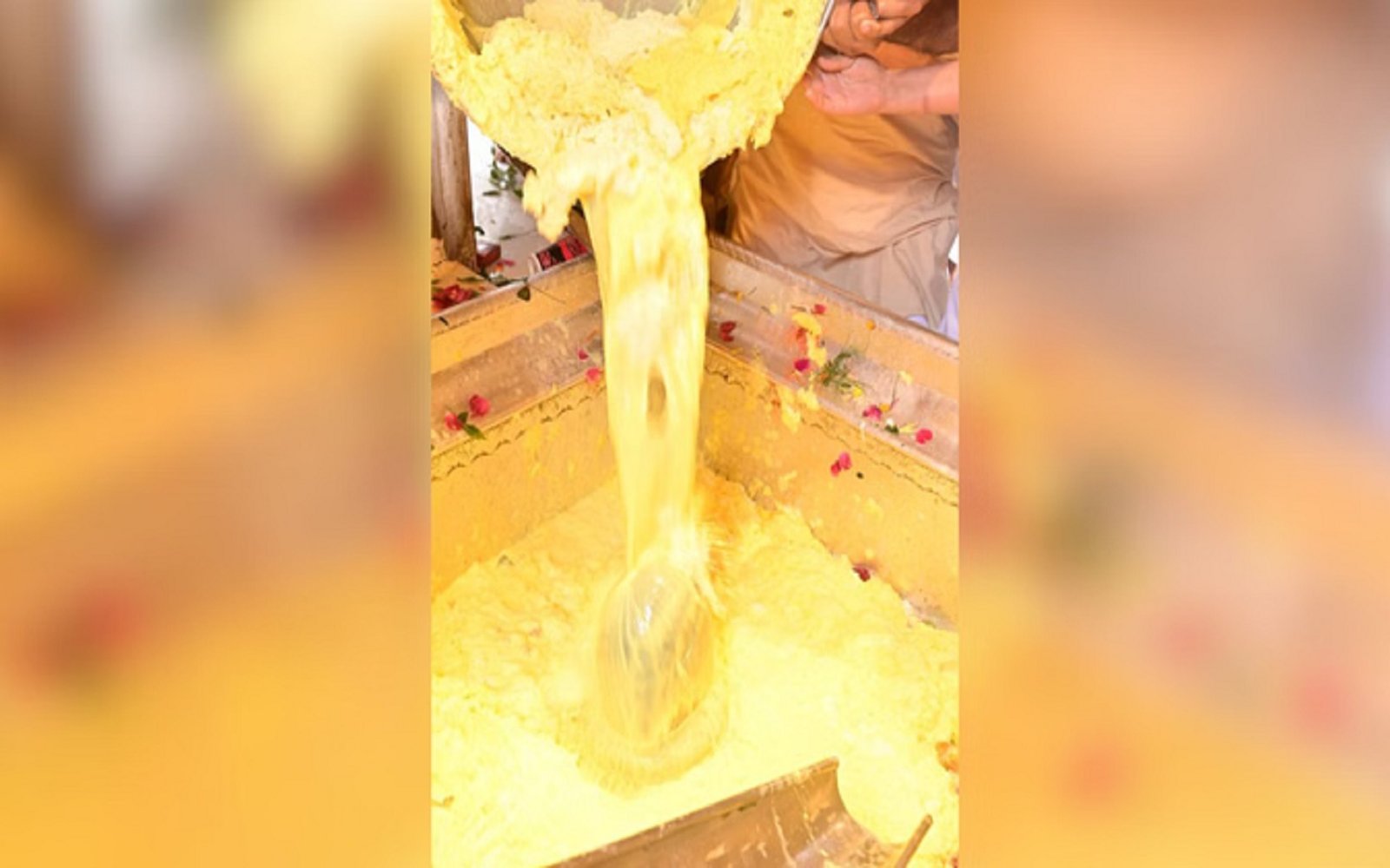 बाबा विश्वनाथ को 31 किलो मलइयो का भोग, “हर-हर महादेव” से गूंजा धाम