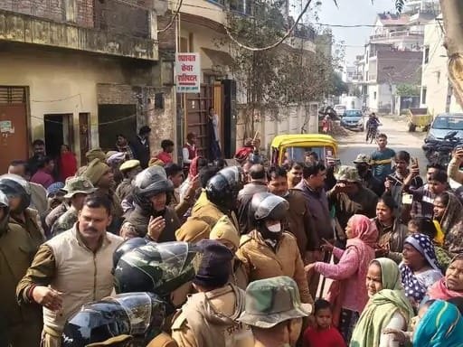 रोहनिया में भारी विरोध के बीच चला प्रशासन का बुलडोजर