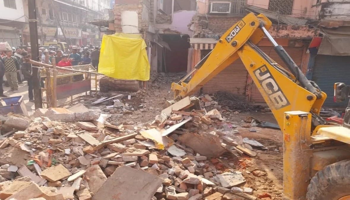 हथौड़े के बाद दालमंडी में गरजा बुलडोजर