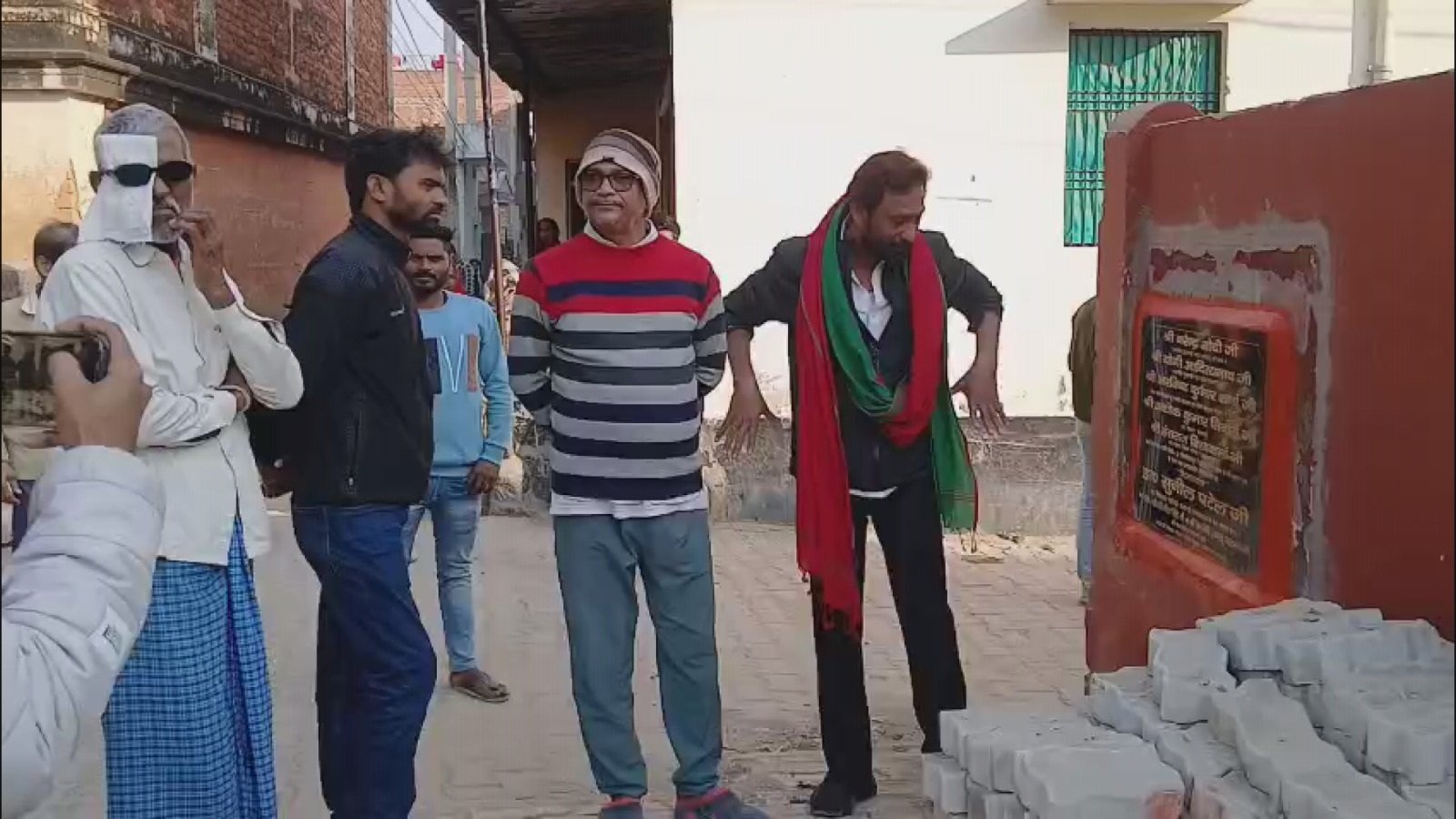 सीर गोवर्धनपुर में शिलापट्ट बदलने और अधूरे खड़ंजा-सीवर पर जनआक्रोश