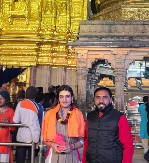 वाराणसी पहुंचीं अभिनेत्री निधि अग्रवाल, मंगला आरती में बाबा विश्वनाथ से मांगी ‘राजा साब’ की सफलता