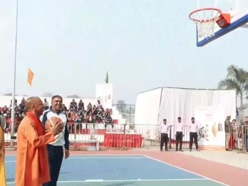 योगी ने गोरखपुर में बास्केटबॉल खेलकर किया अंतर-विश्वविद्यालय महिला टूर्नामेंट का शुभारंभ