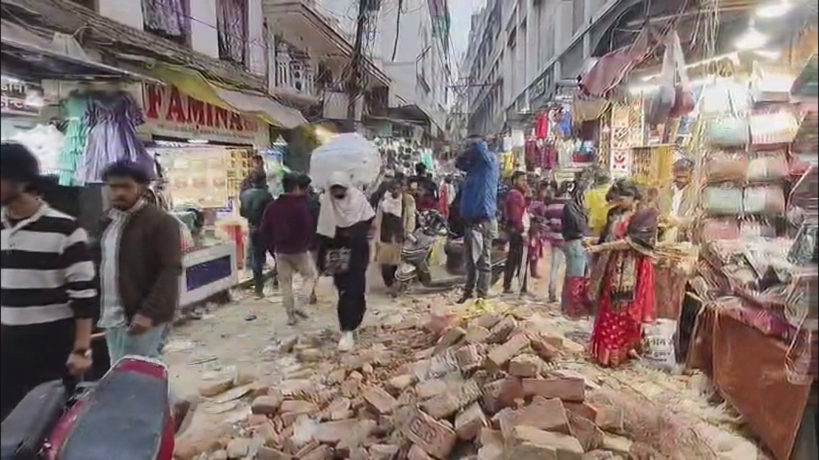 वाराणसी: दालमंडी में सड़क चौड़ीकरण के बीच मलबा बना बाधा, दुकानदारों की बढ़ी परेशानी
