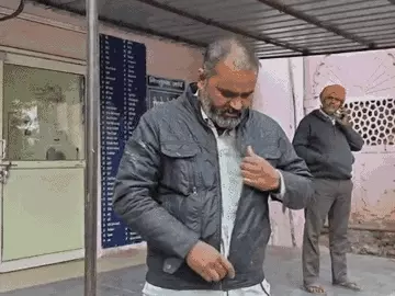 कोबरा लेकर अस्पताल पहुंचा ई-रिक्शा चालक, इमरजेंसी वार्ड में मचा हड़कंप