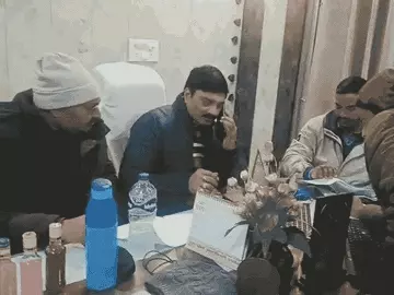 महाराजगंज में 50 हजार की घूस लेते दरोगा गिरफ्तार: एंटी करप्शन टीम ने मिठाई की दुकान पर रची कार्रवाई, FIR में धाराएं घटाने के बदले मांग रहा था रिश्वत