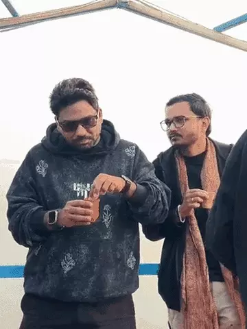 आम इंसान की तरह काशी में नजर आए जाकिर खान, बोटिंग की, गंगा तट पर चाय-बिस्कुट का लिया आनंद