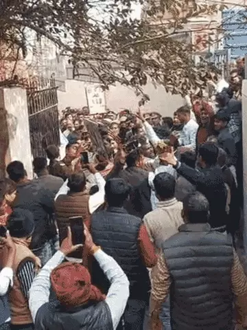 अहिल्याबाई होल्कर की मूर्ति टूटने की सूचना पर बवाल, मणिकर्णिका घाट पर प्रदर्शन, पुलिस से झड़प