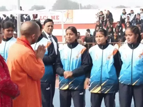योगी ने गोरखपुर में बास्केटबॉल खेलकर किया अंतर-विश्वविद्यालय महिला टूर्नामेंट का शुभारंभ